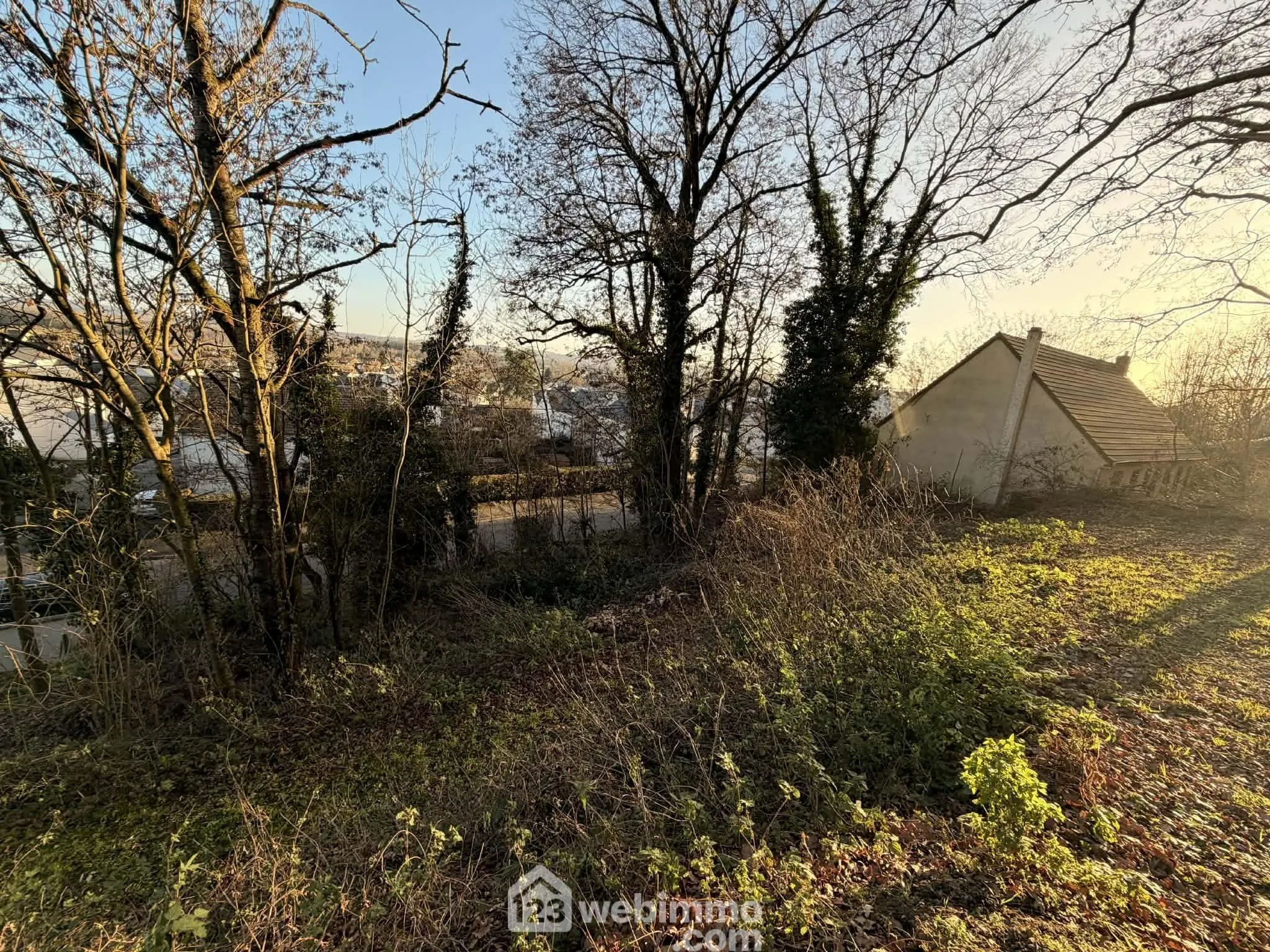 Terrain constructible de 2 698 m² à Laon – Cadre naturel et tranquillité 