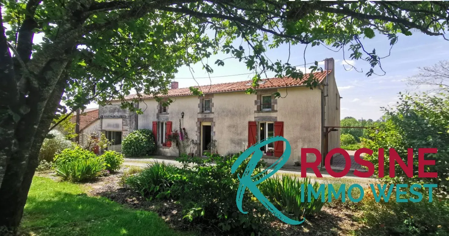 Charmante maison ancienne de 180 m² avec vue dominante près de La Châtaigneraie