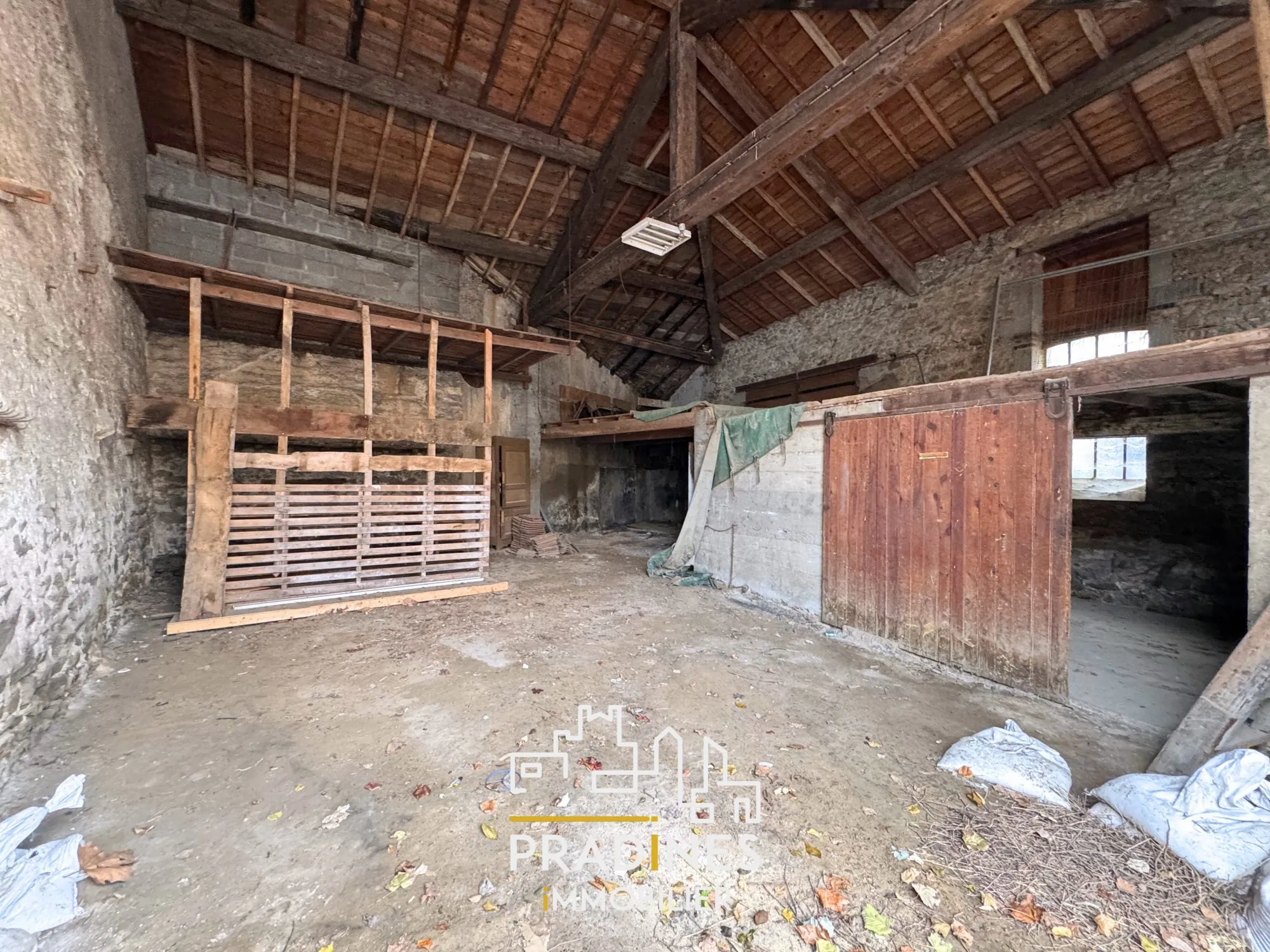 Grange à rénover au centre de Thurins - Opportunité rare