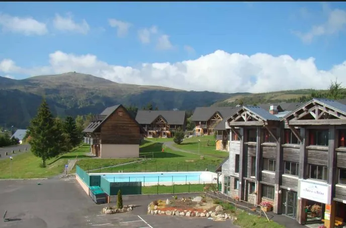 Appartement T1/2 meublé avec vue montagne et piscine à Besse-et-Saint-Anastaise