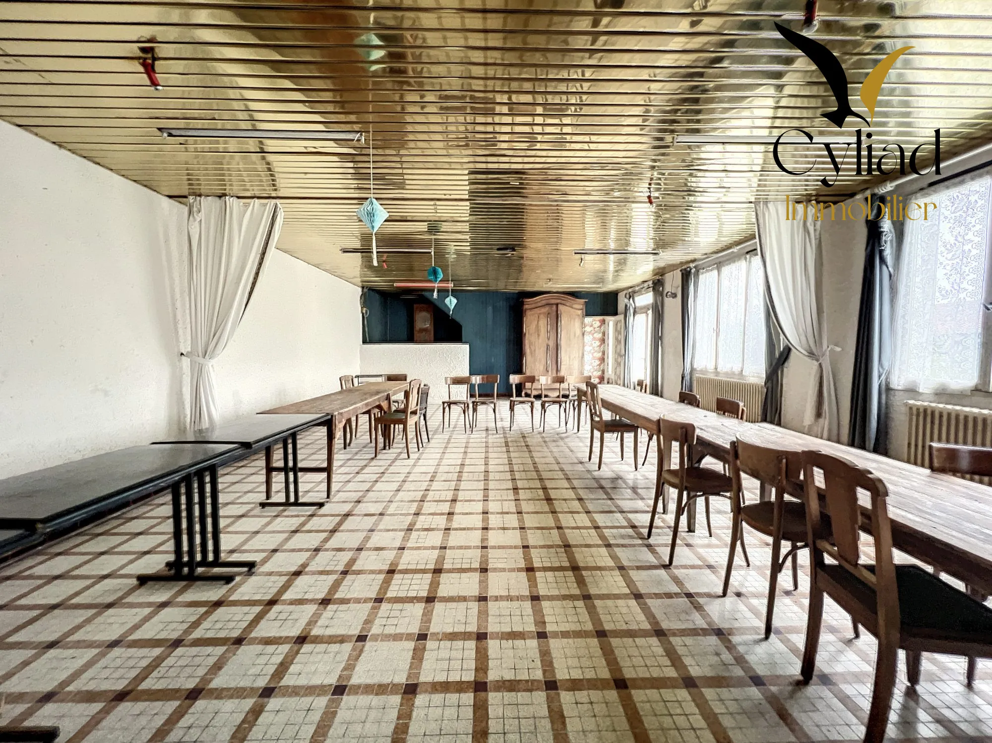 Ancien hôtel, restaurant et bar à La Fresnais – Opportunité à rénover