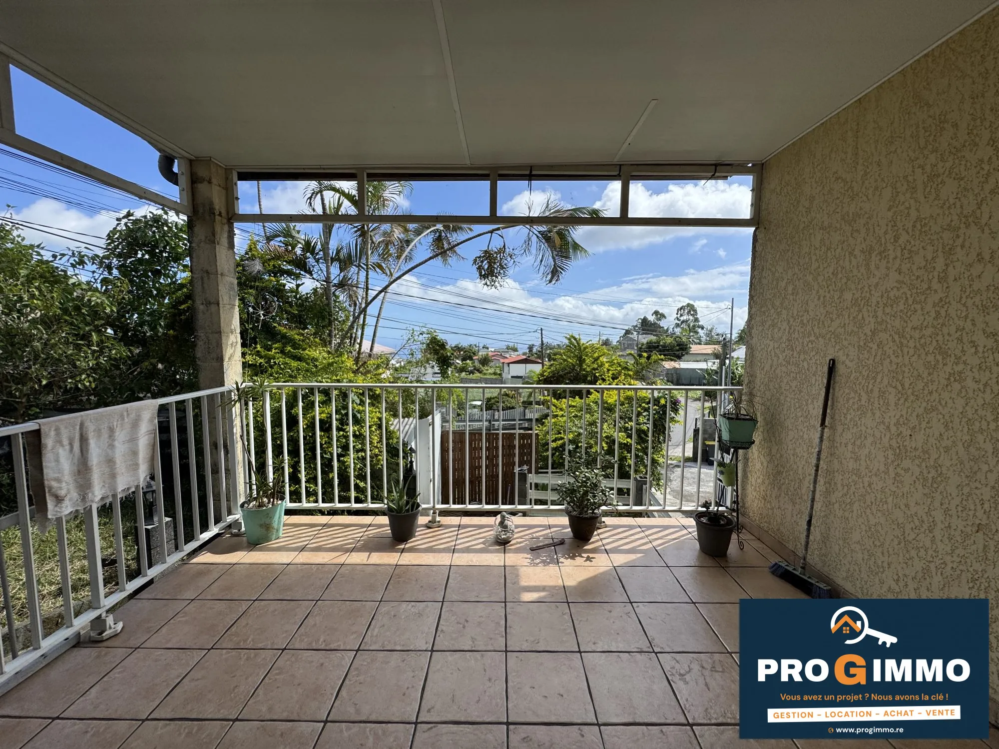 Maison T3 à vendre au Tampon avec revenu locatif, garage et terrasse - Opportunité d'investissement