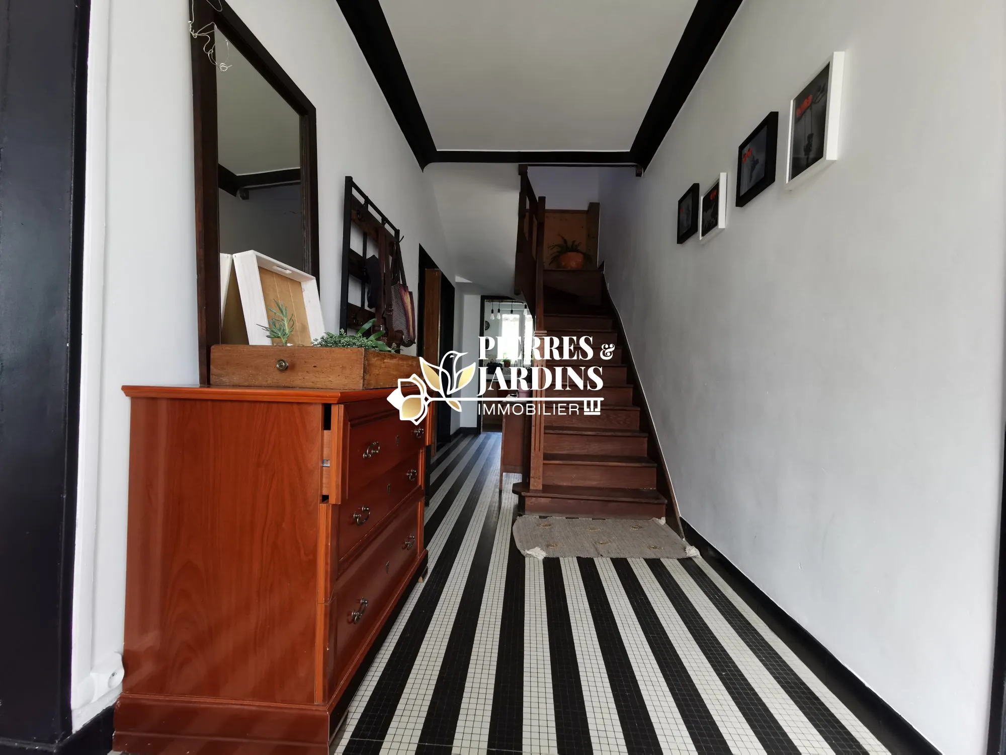 Maison rénovée avec jardin et dépendances à Vihiers - Bien atypique