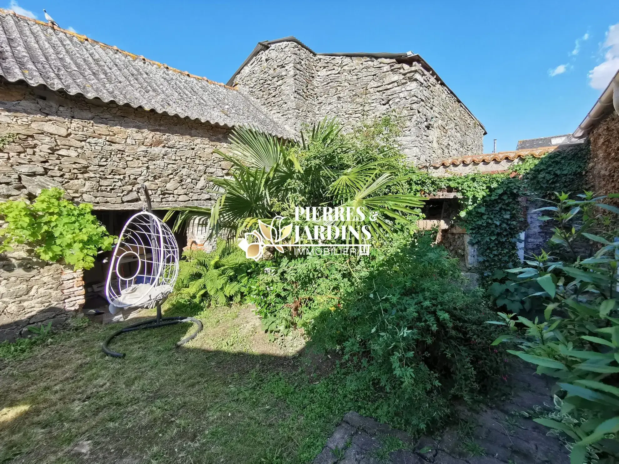 Maison rénovée avec jardin et dépendances à Vihiers - Bien atypique 