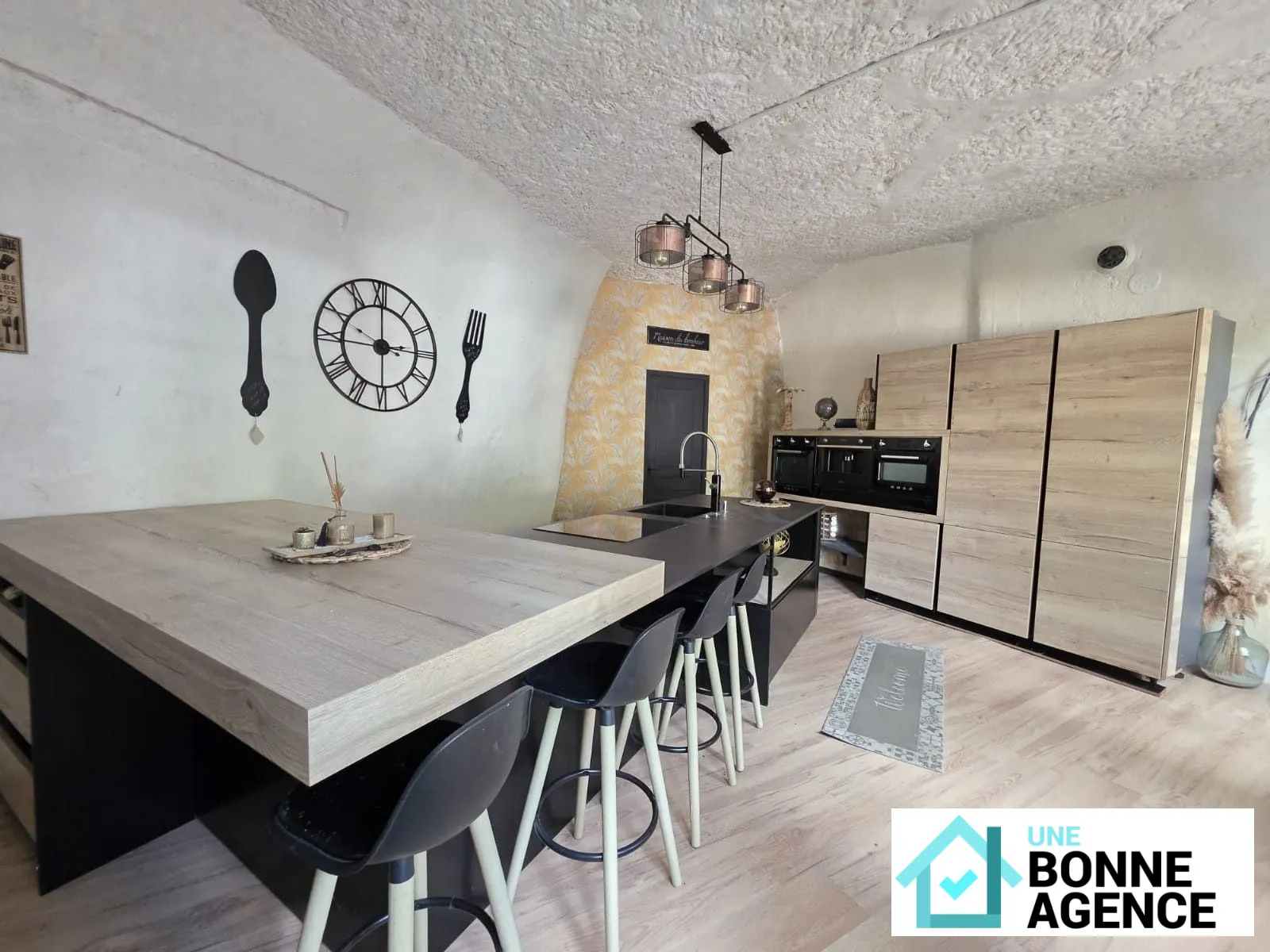 Maison spacieuse avec cave et jardin à Nazelles-Négron 