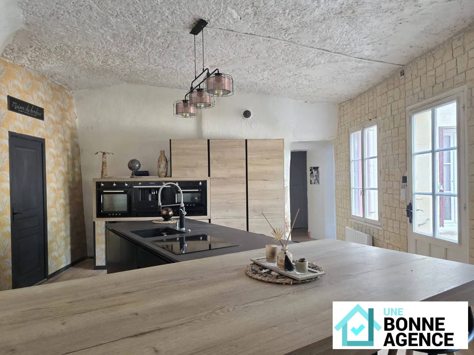 Maison spacieuse avec cave et jardin à Nazelles-Négron 