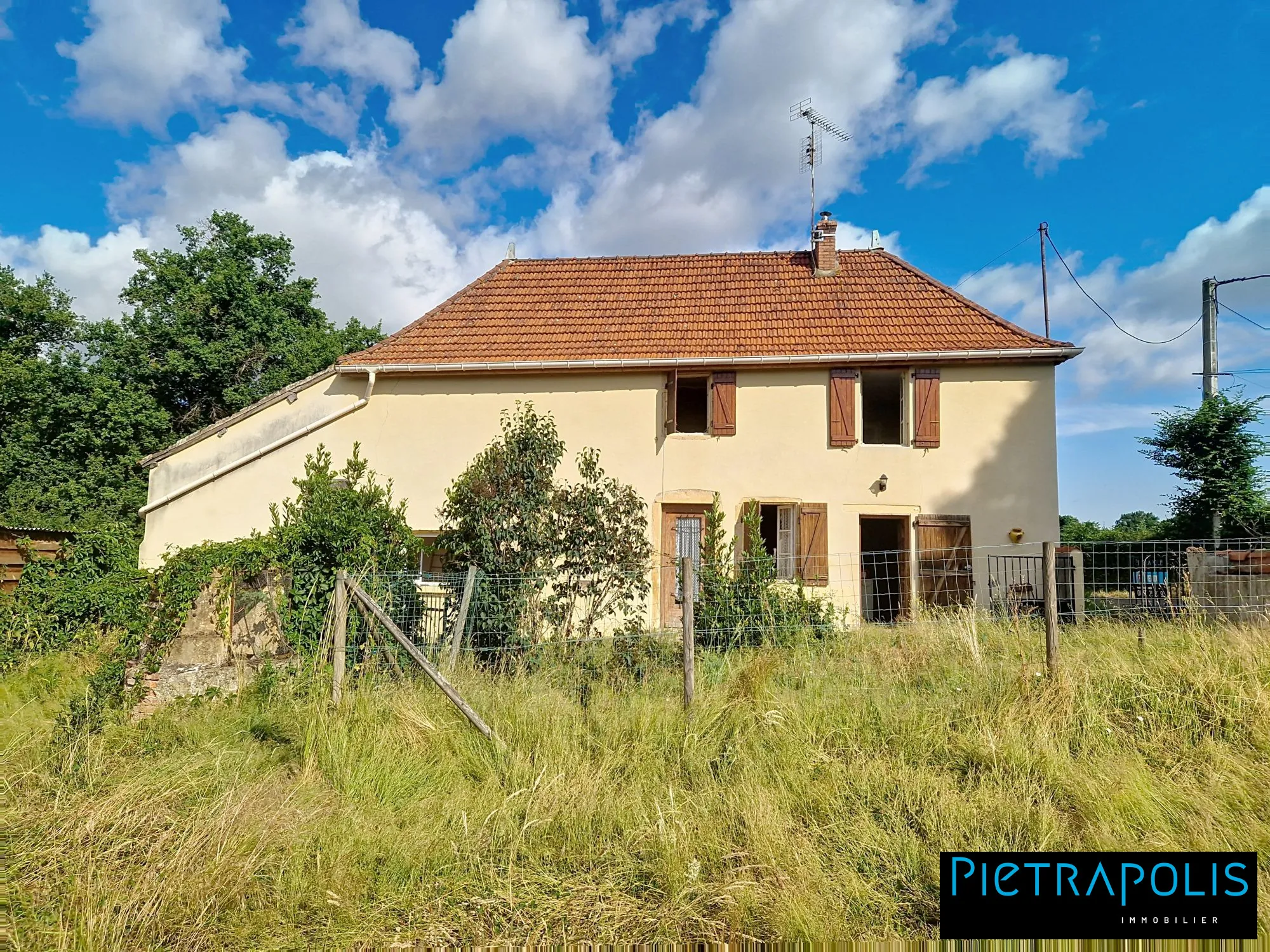 Maison à rénover avec grand terrain et dépendances à Saint Didier en Brionnais