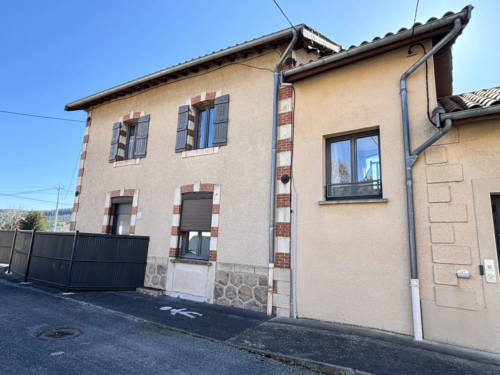Maison ancienne rénovée à Deux-Grosnes, charme et confort au rendez-vous