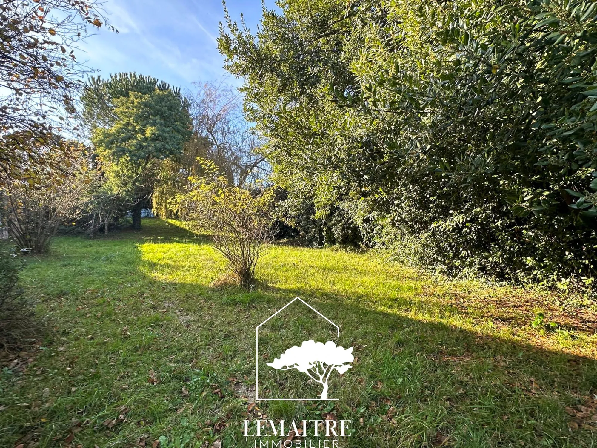 Terrain constructible de 862 m² à Les Mathes, proche des plages et commerces