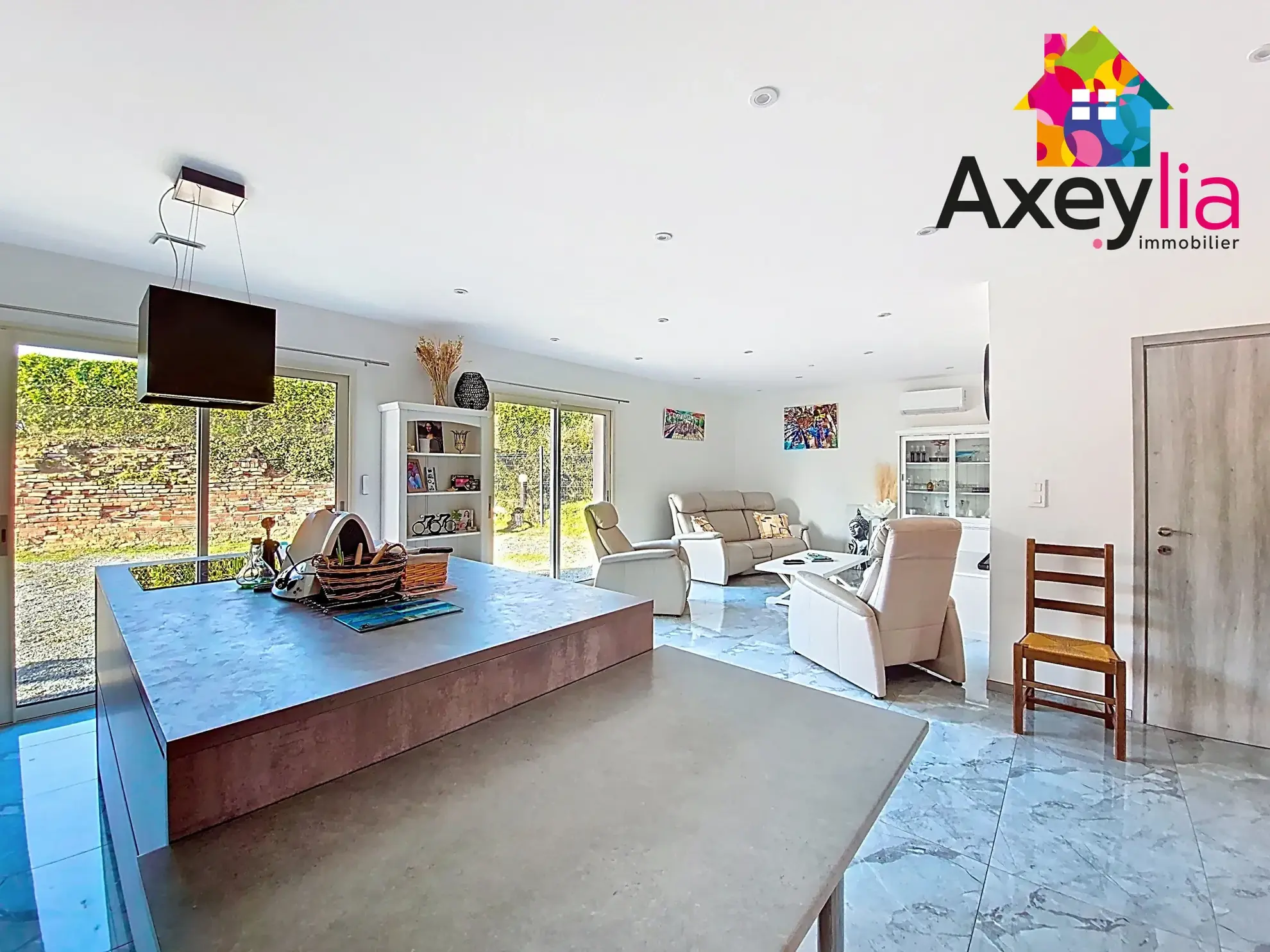 Maison neuve 2023 à Briennon avec 3 chambres, terrain de 932 m² et équipements modernes