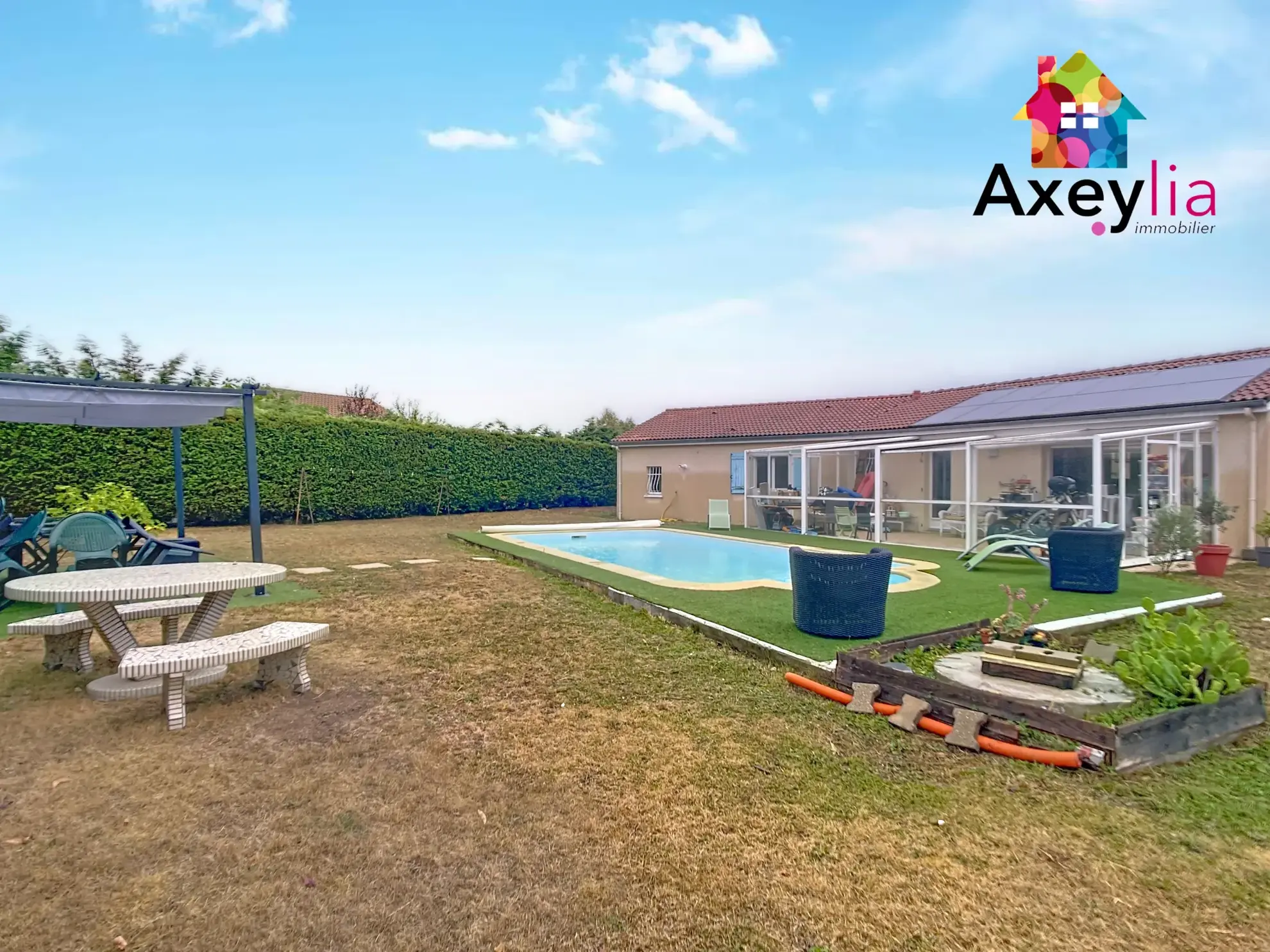 Maison récente avec piscine, véranda et 4 chambres à Pouilly-les-Nonains