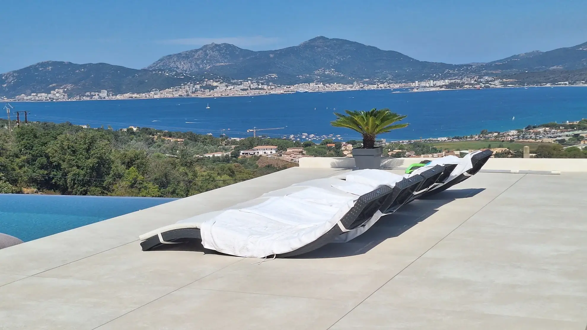 Propriété contemporaine avec vue mer, piscine et deux villas à Porticcio