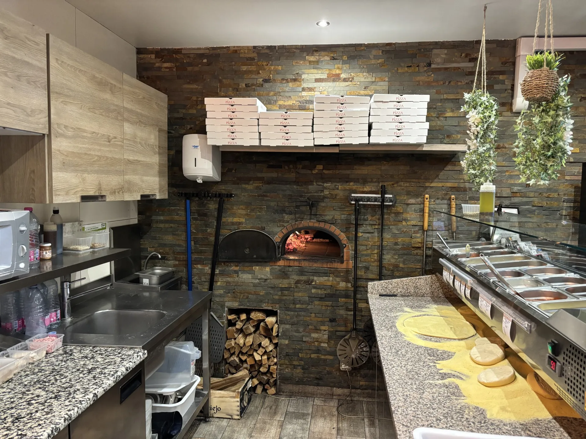 Fonds de commerce de pizzeria à emporter avec forte clientèle et potentiel de développement