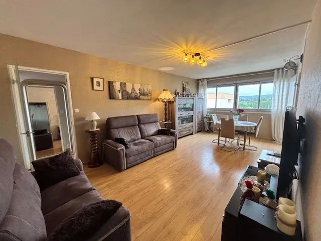 Appartement T4 rénové de 82m² avec loggia et balcon à Saint Pierre les Elbeuf