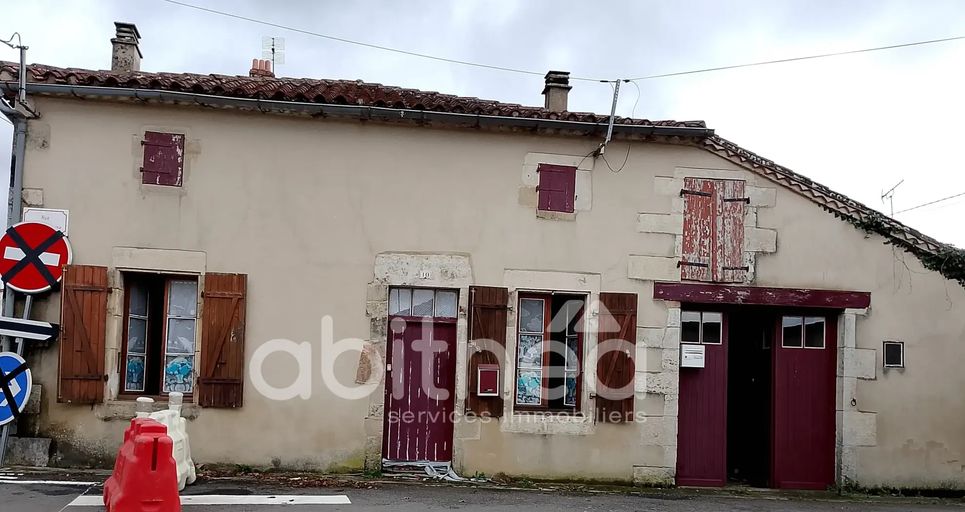 Maison de 80 m² à vendre à Saint Claud, potentiel de rénovation avec terrain de 233 m²