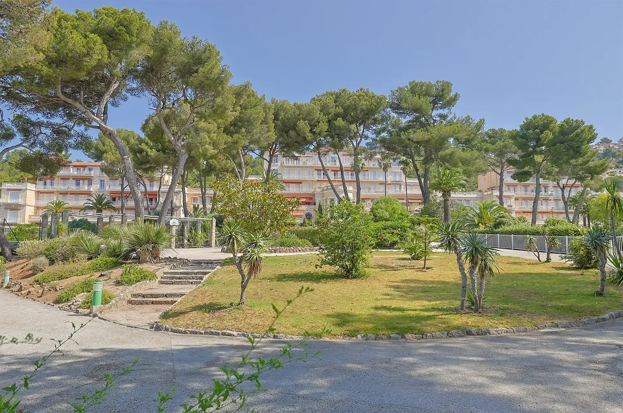 Studio de 17,54 m² à Hyères avec piscine et vue mer – Idéal investissement 