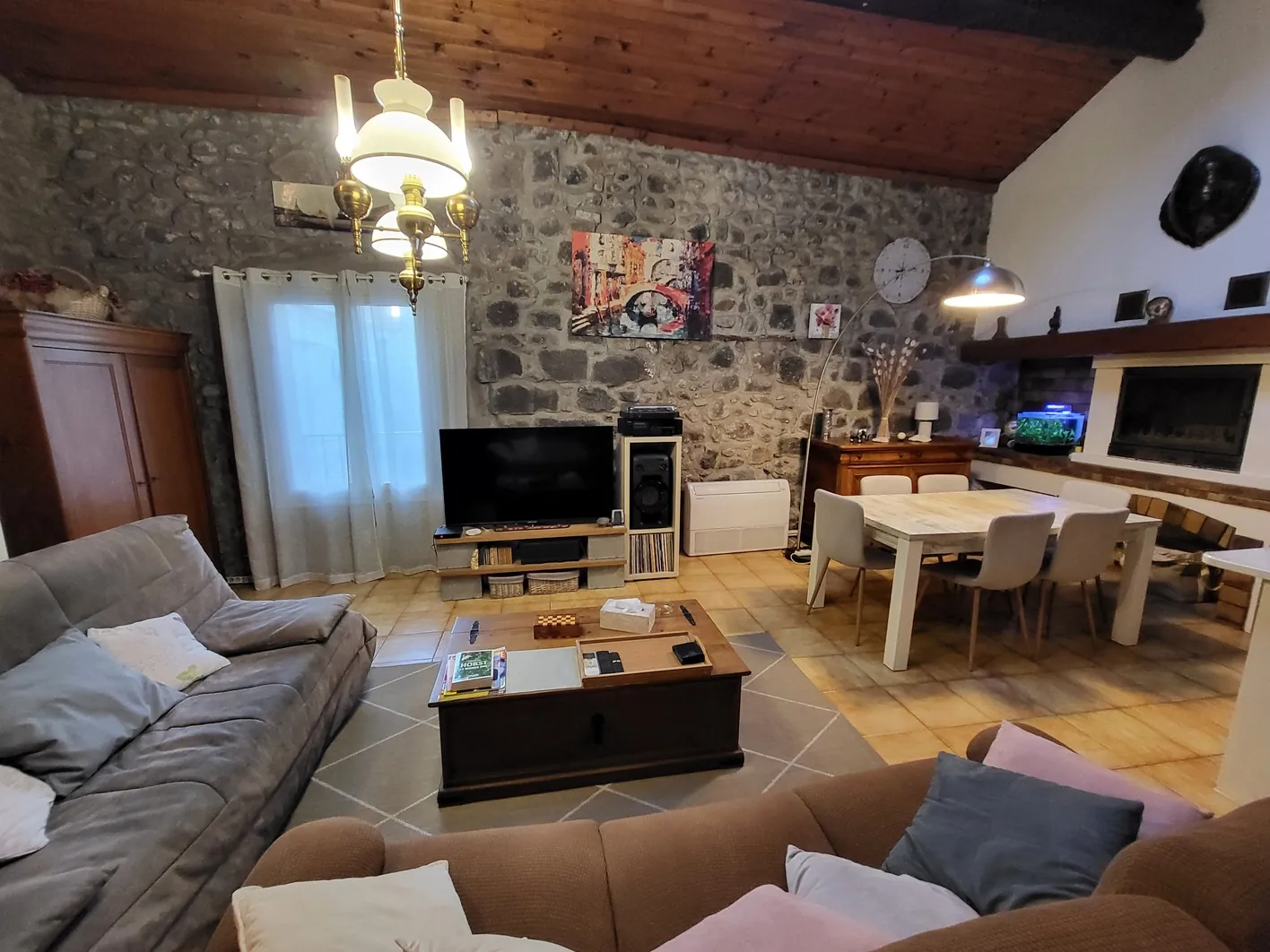 Maison en pierre de 145m² avec garage à Agde, proche commerces et marchés 