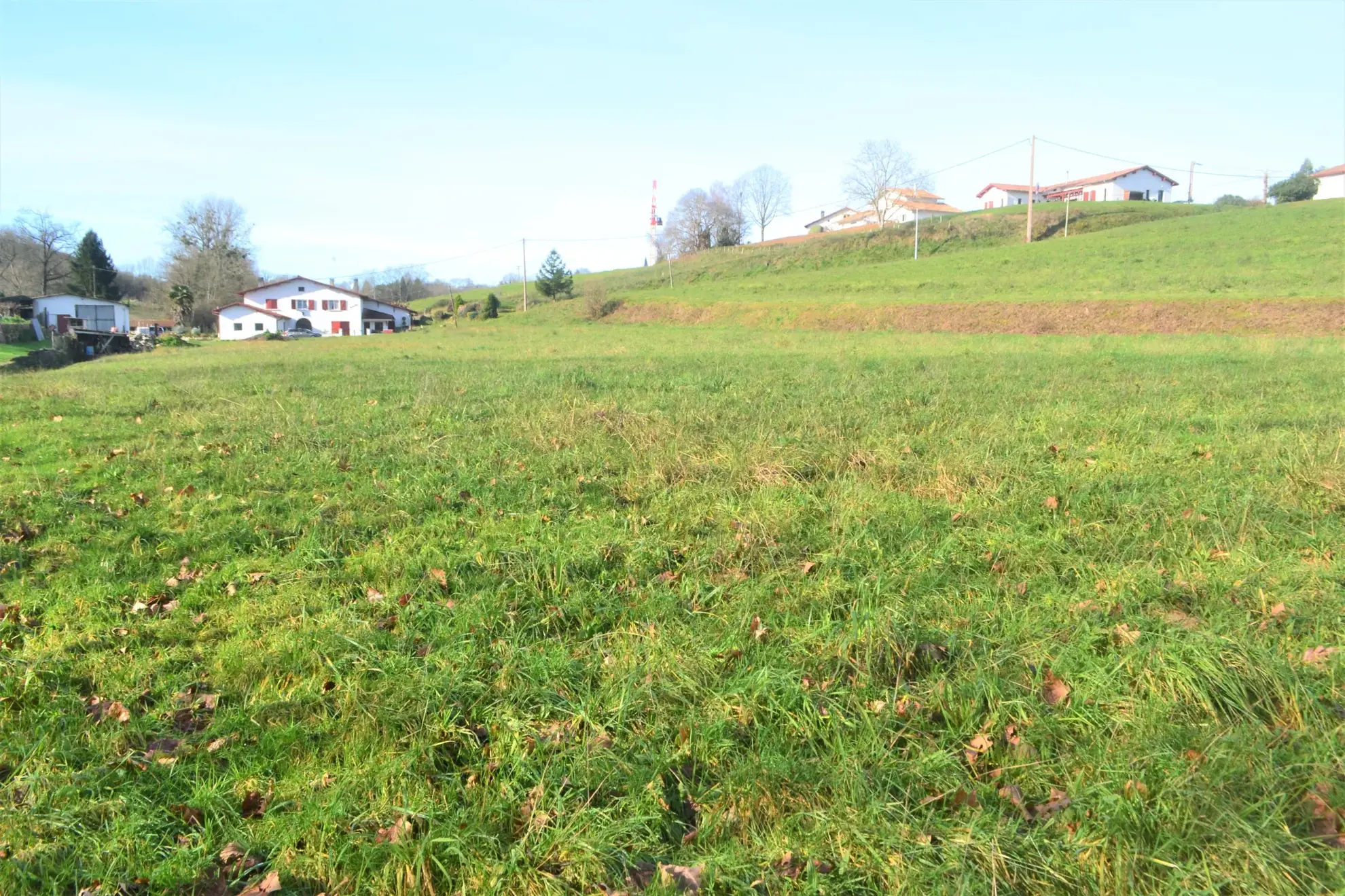Terrain constructible à Guiche de 1821 m² avec vue campagne