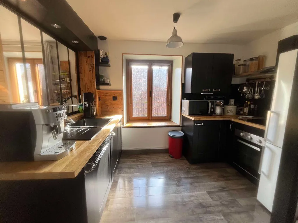 À vendre appartement duplex de 75,50 m² à Ornans avec cave et commodités modernes