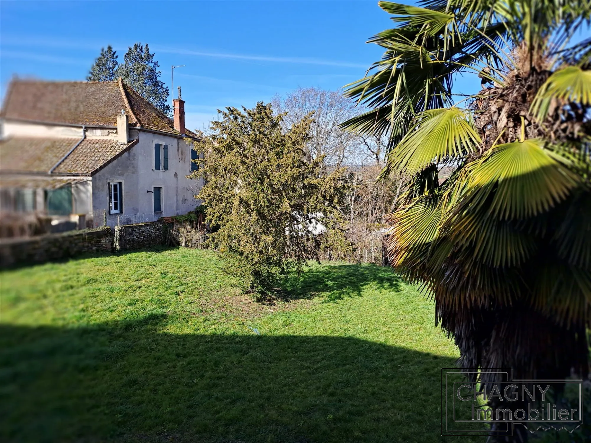 Maison à rénover avec cave voûtée et dépendances à Dennevy 