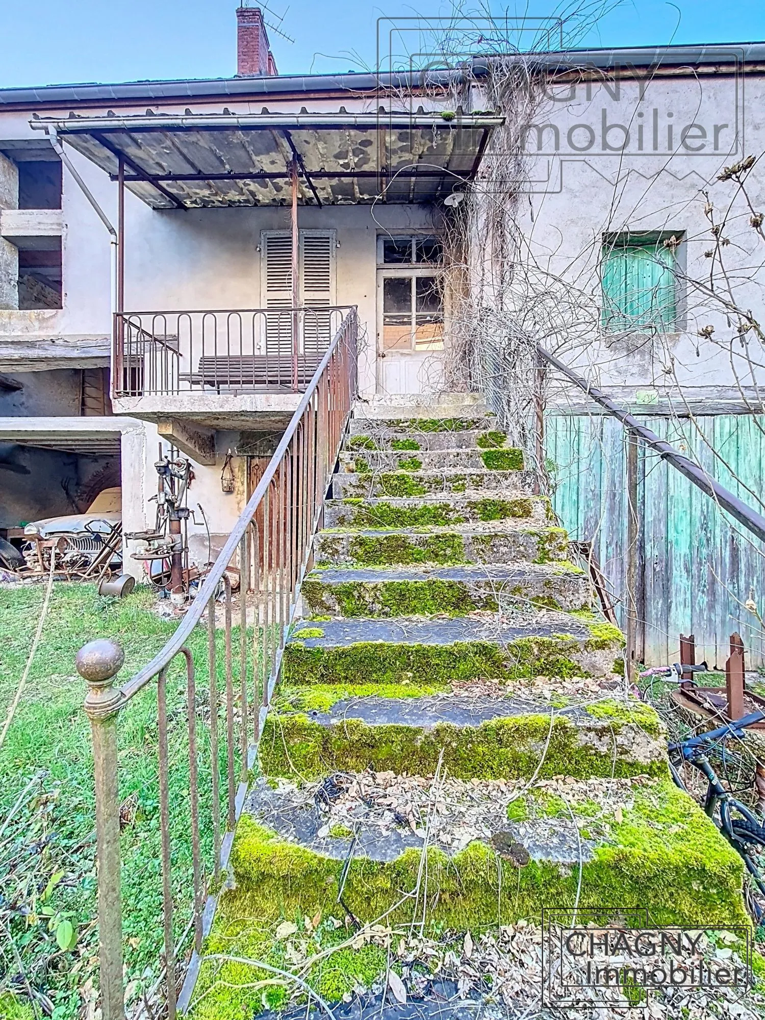 Maison à rénover avec cave voûtée et dépendances à Dennevy