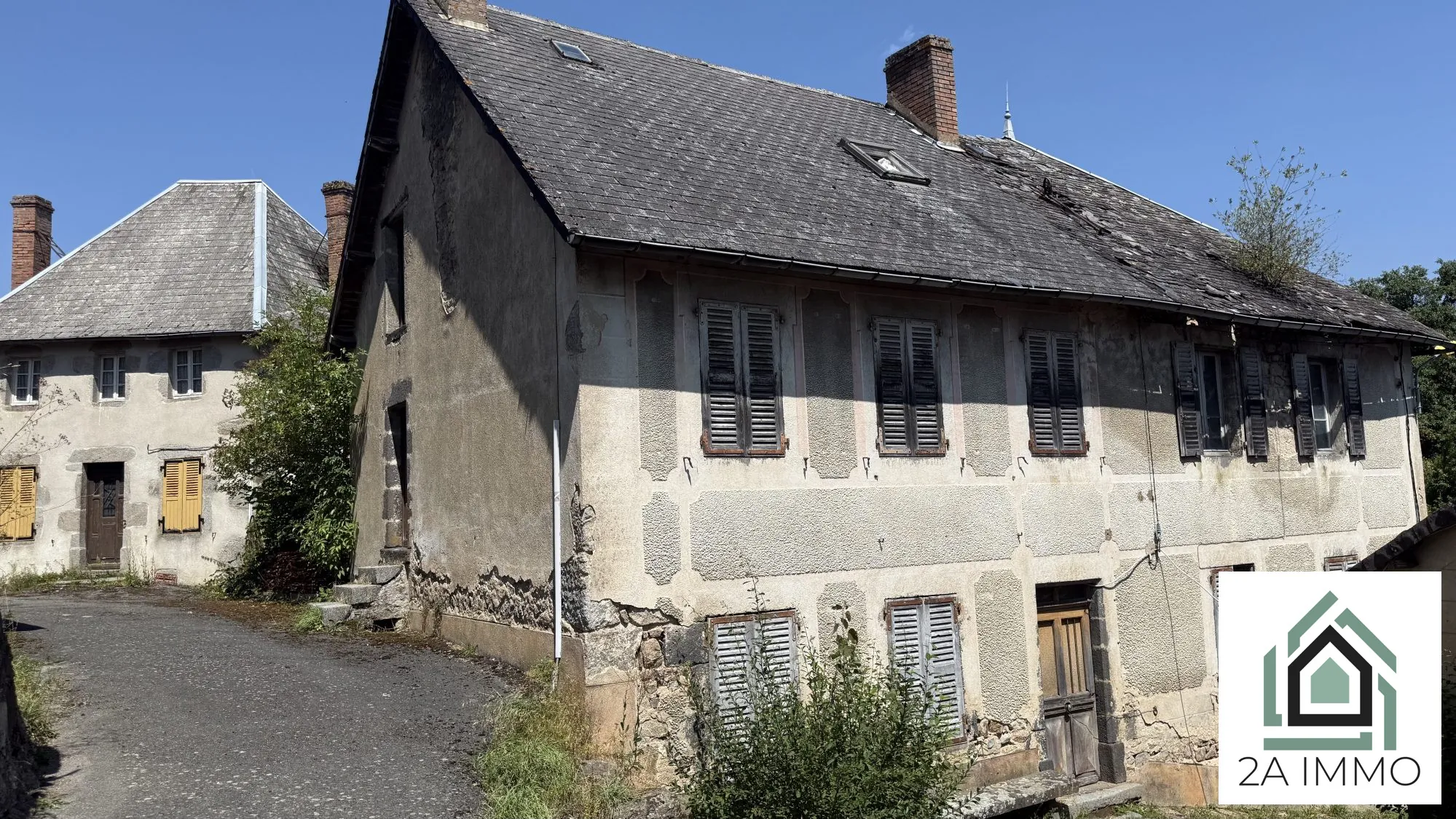 Maison mitoyenne à rénover avec jardin et double entrée à Condat-en-Combraille