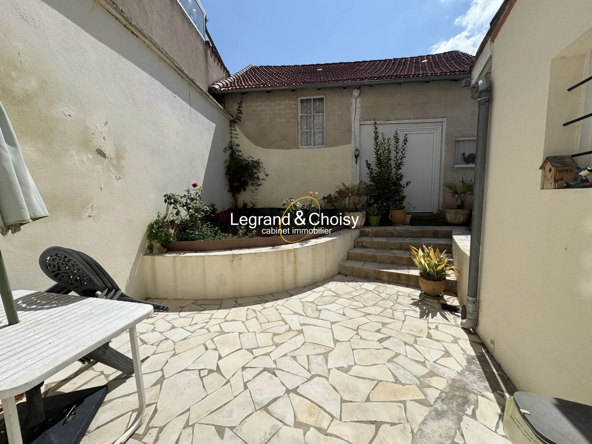 Maison de ville à vendre à Villeneuve-sur-Lot avec terrasse et potentiel d'aménagement