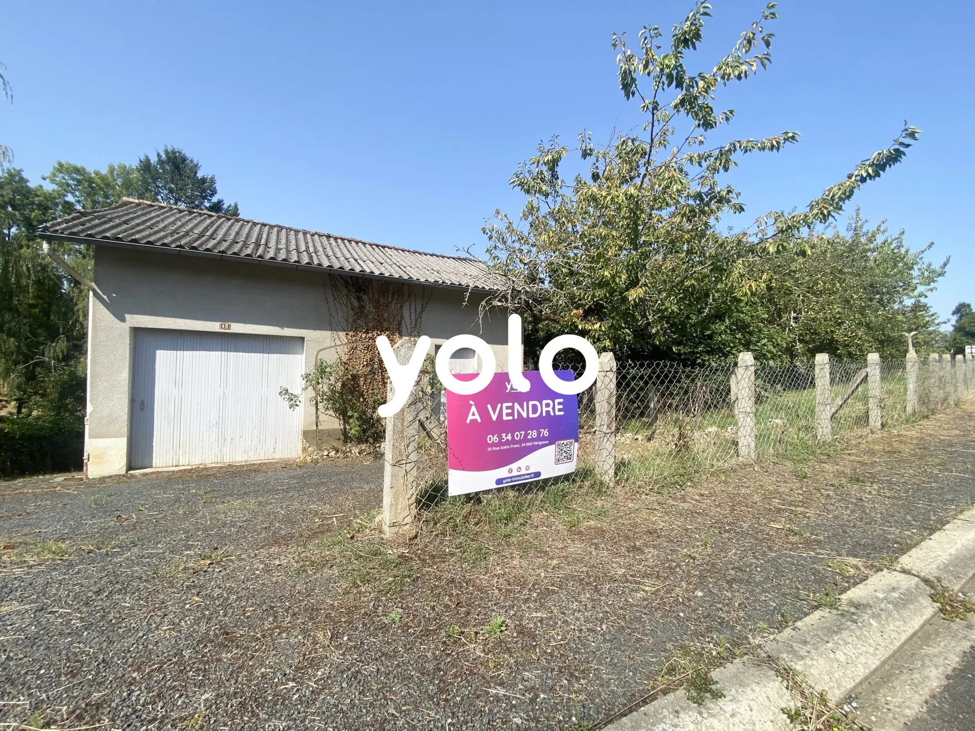 Terrain à vendre à Excideuil avec bâtiment à rénover, grand terrain et vue dégagée