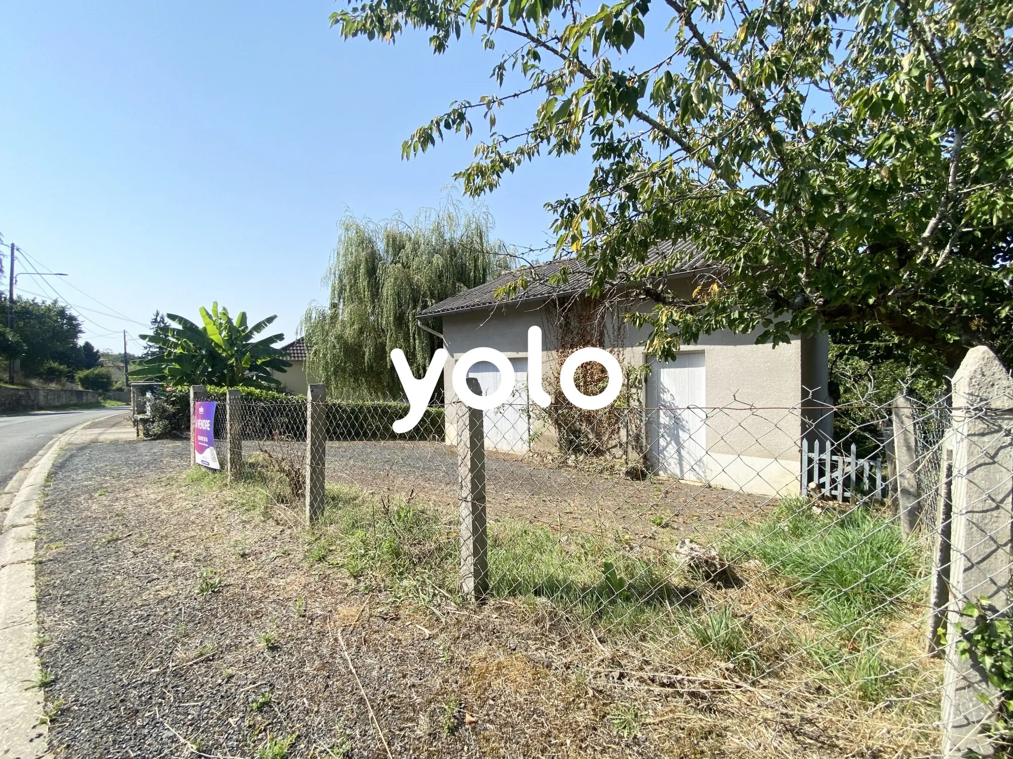 Terrain à vendre à Excideuil avec bâtiment à rénover, grand terrain et vue dégagée 