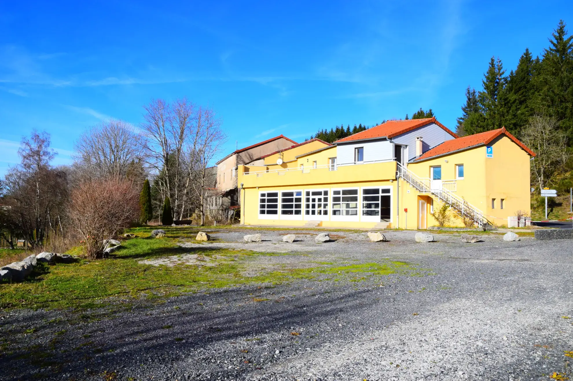 Local Commercial à Lanarce avec Appartement et Parking – Opportunité Professionnelle Ardèche