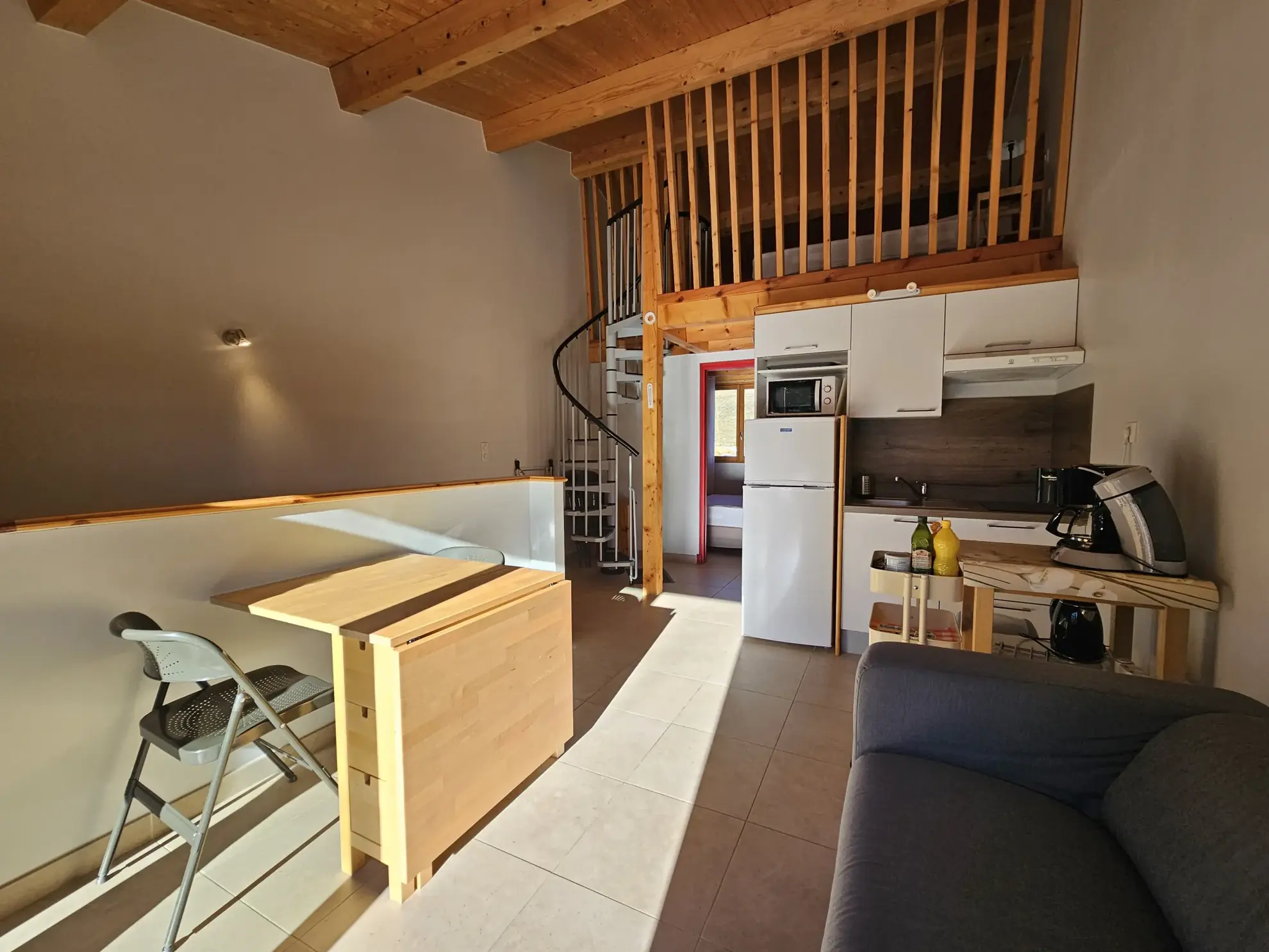 Appartement récent avec mezzanine et terrasse à Caille - Opportunité rare. 