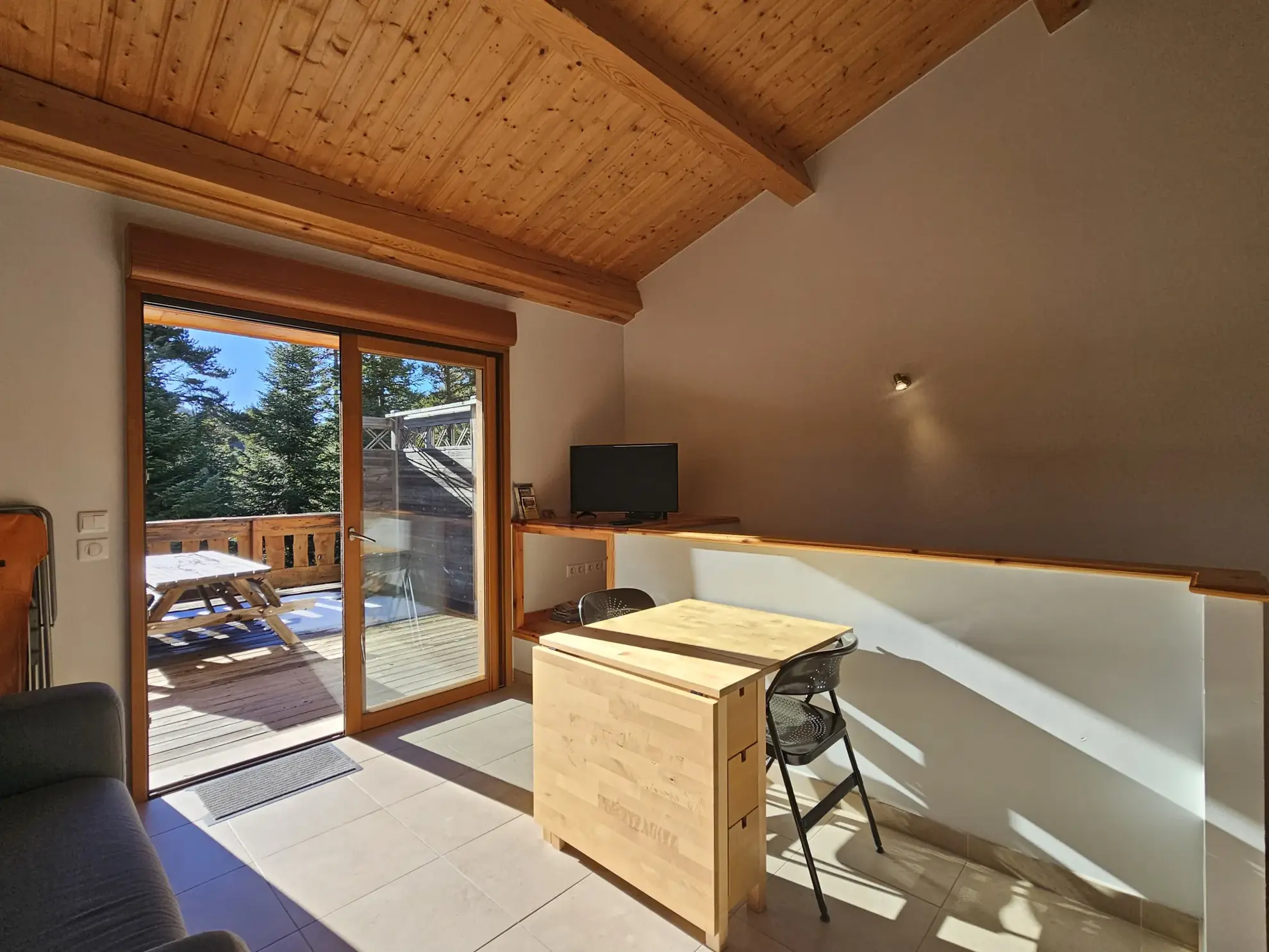 Appartement récent avec mezzanine et terrasse à Caille - Opportunité rare.