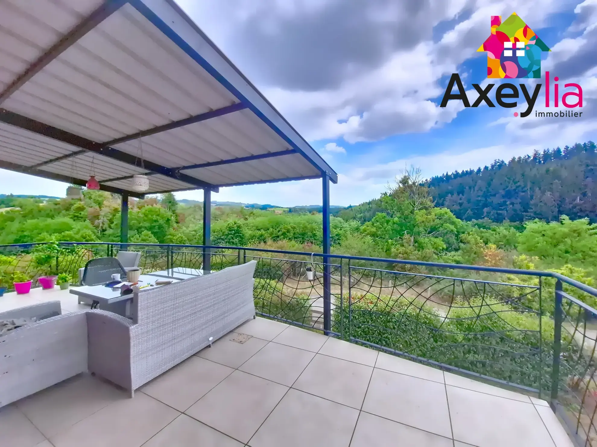 Maison 3 chambres avec terrasse et panneaux solaires à Charlieu – 962 m² de terrain