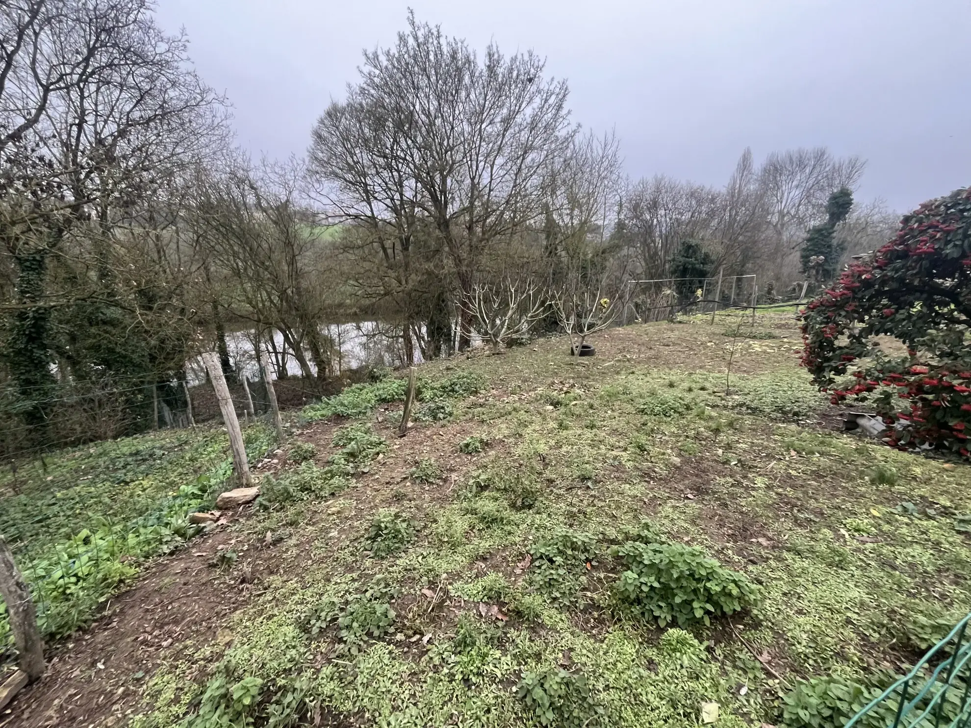 Terrain à vendre de 999 m² à Thouars, bordure de rivière, quartier calme