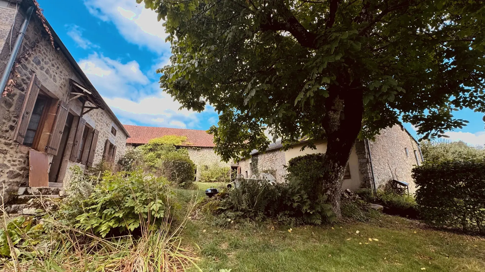 Vente d'un ensemble immobilier avec maison, gîte et dépendances dans le Morvan à Brassy