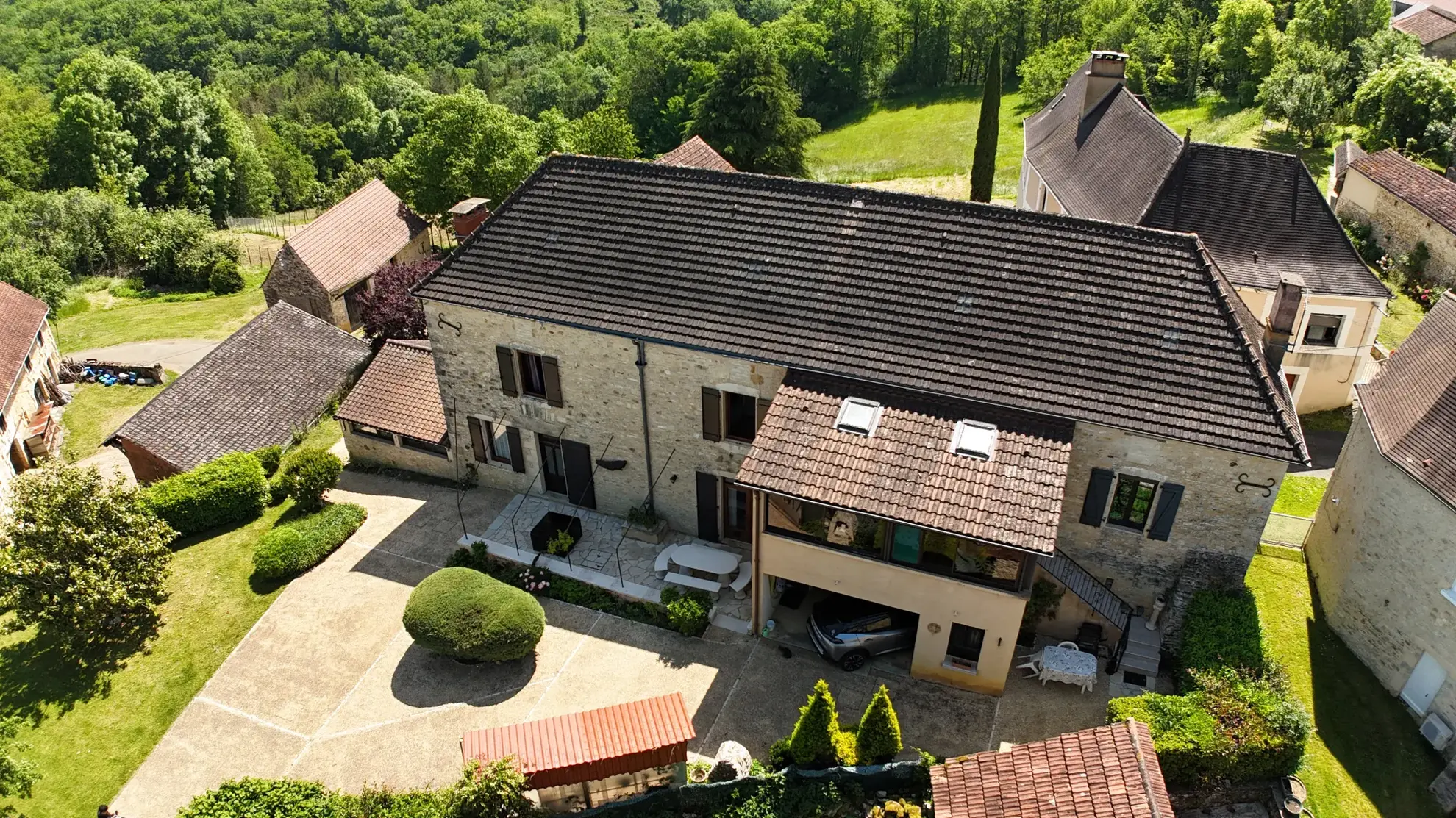 Belle maison en pierre à Gourdon avec grand potentiel et espace intérieur généreux