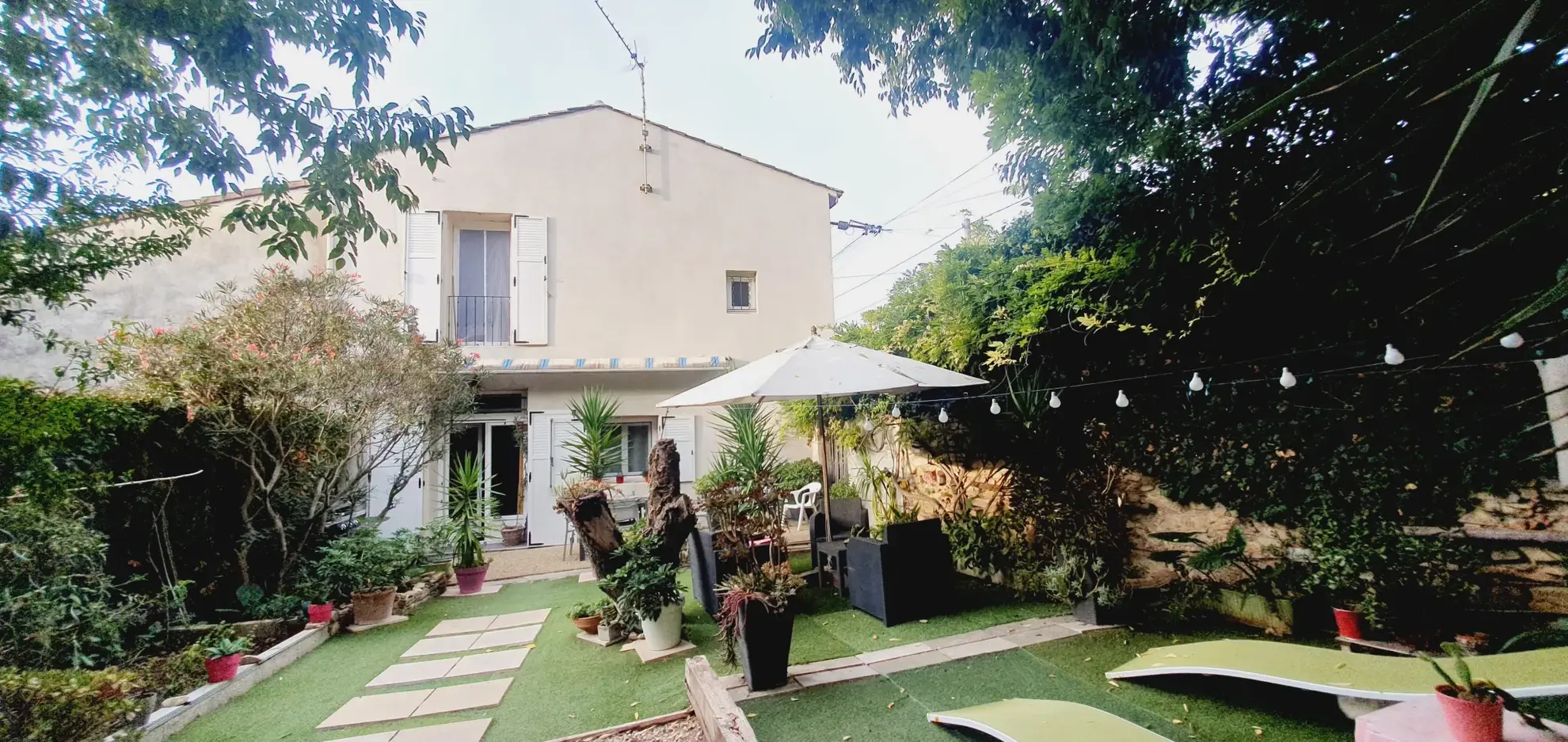 Maison de ville en pierre rénovée de 70 m² à Nîmes - Investissement locatif idéal