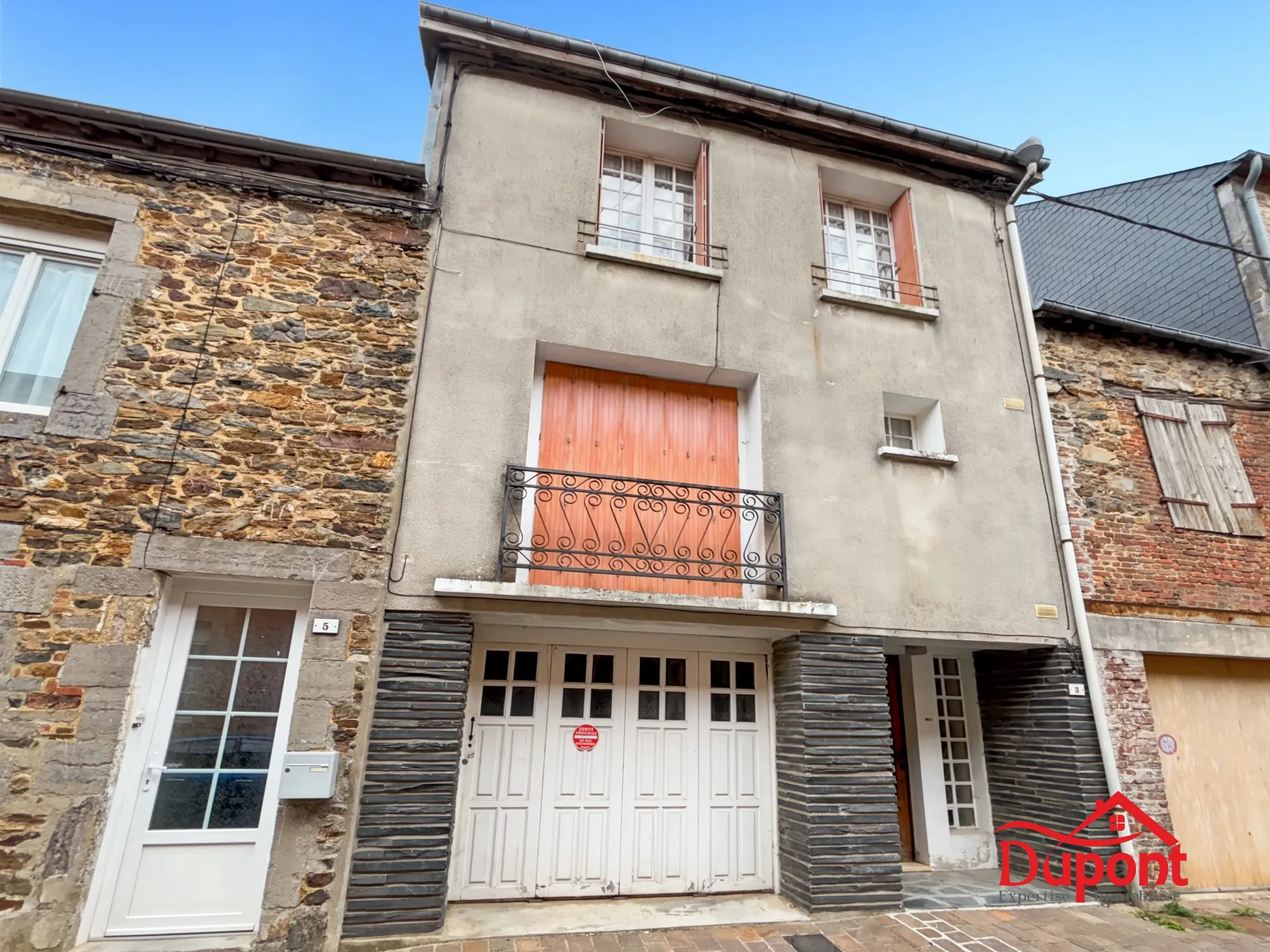 Charmante maison de ville à Rocroi avec garage et potentiel de rénovation