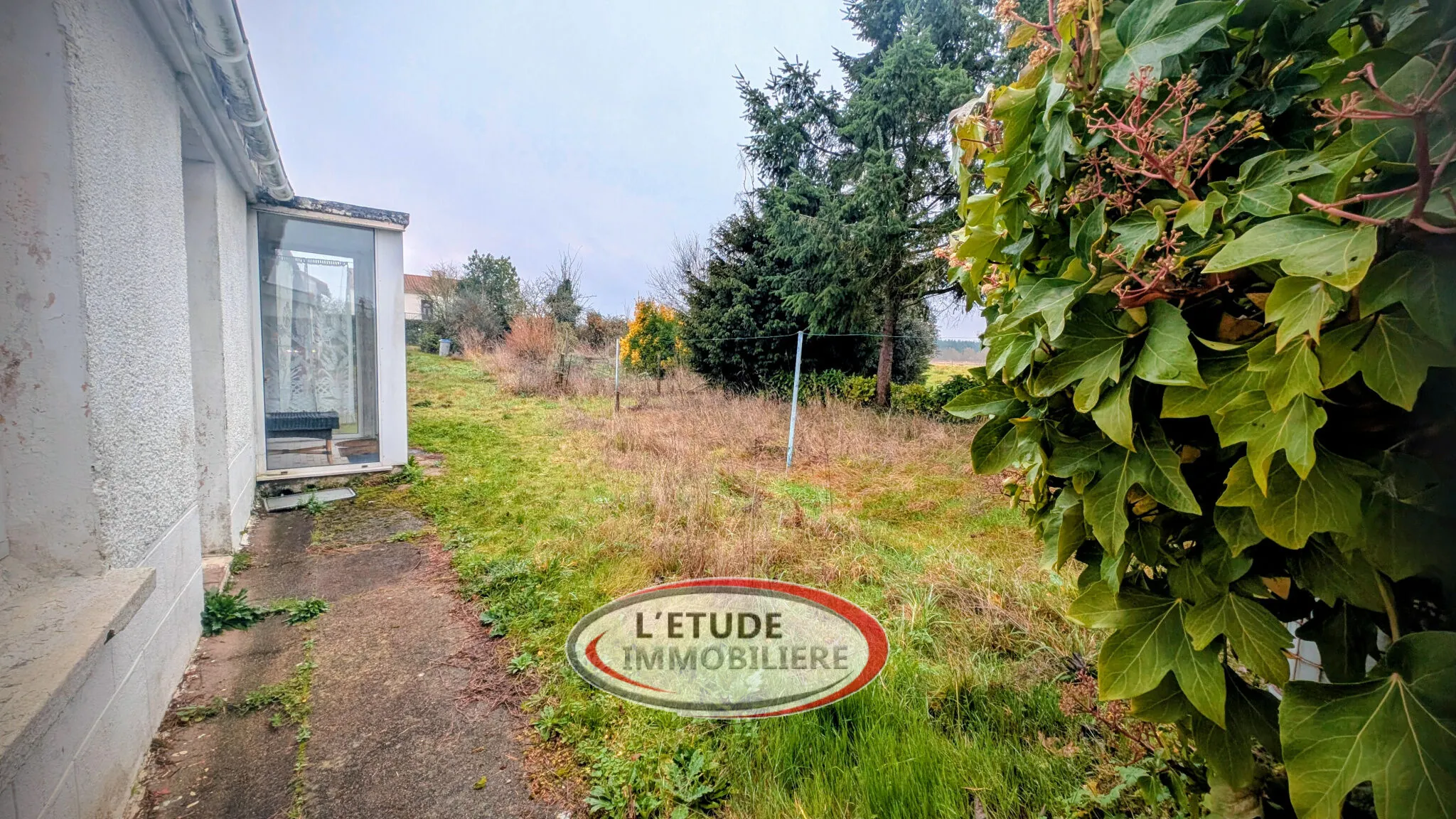 Maison en pierre à rénover à Vertou avec fort potentiel, jardin et dépendances 
