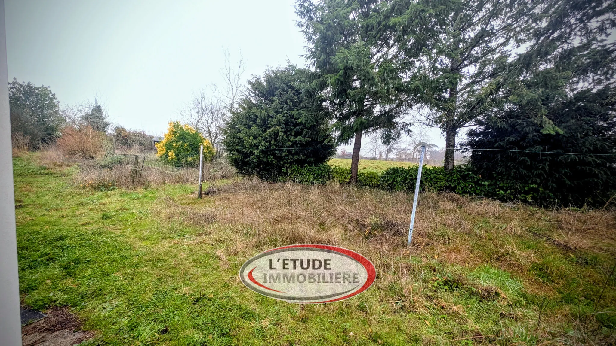 Maison en pierre à rénover à Vertou avec fort potentiel, jardin et dépendances 
