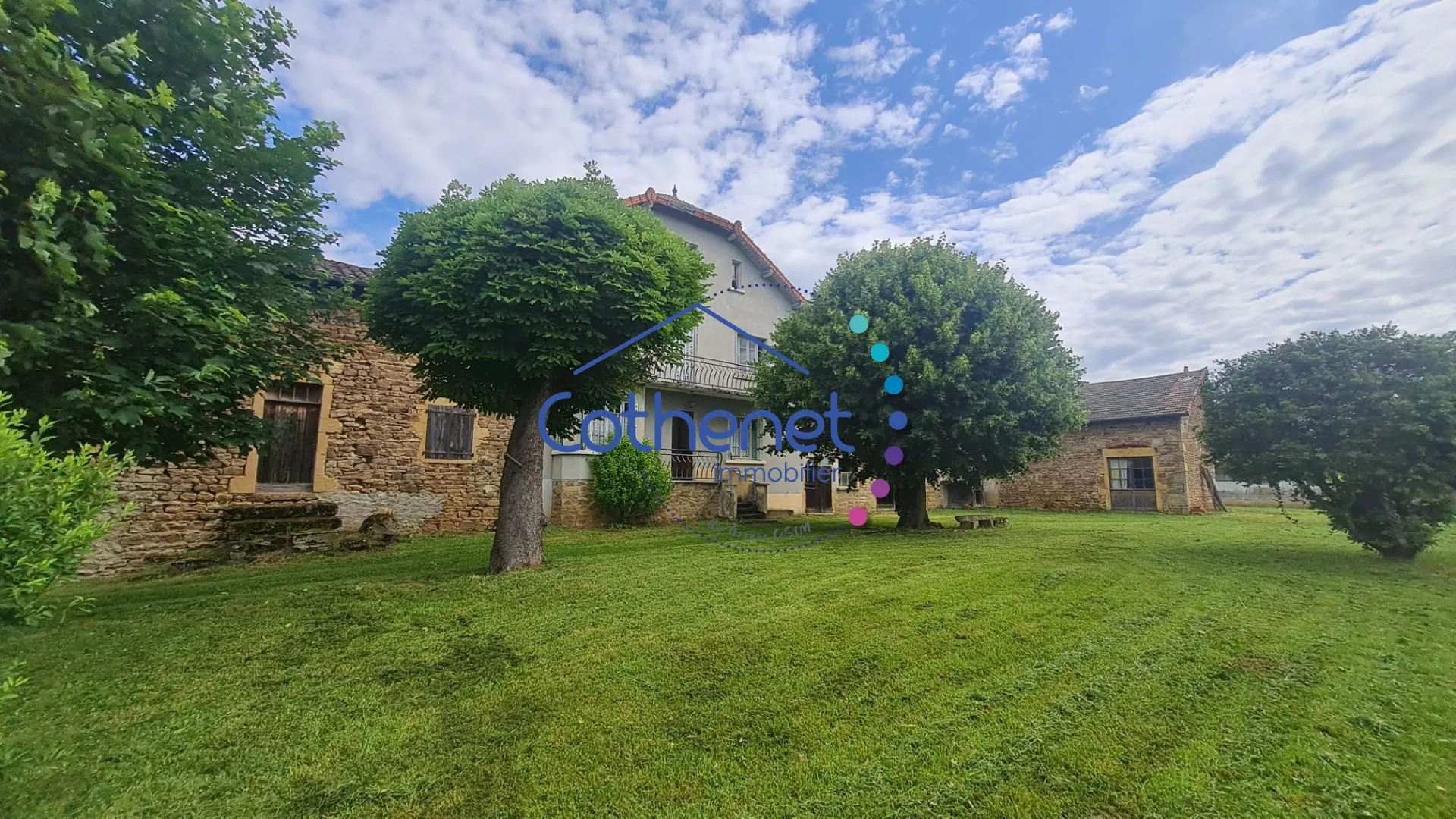 Jolie propriété en pierre à rénover avec dépendances à Tancon