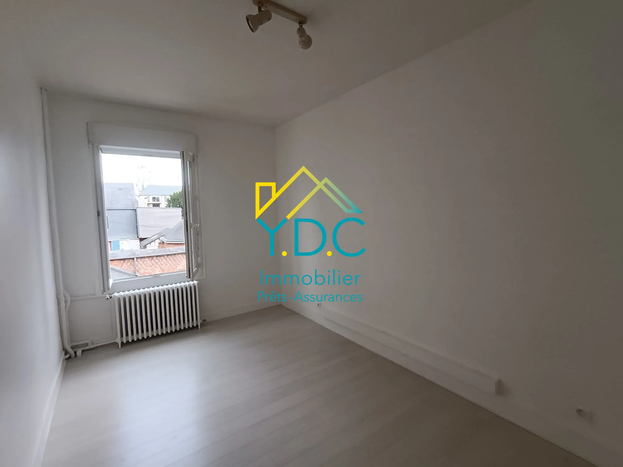 Maison de ville avec 4 chambres à Yvetot, proche commerces et écoles 