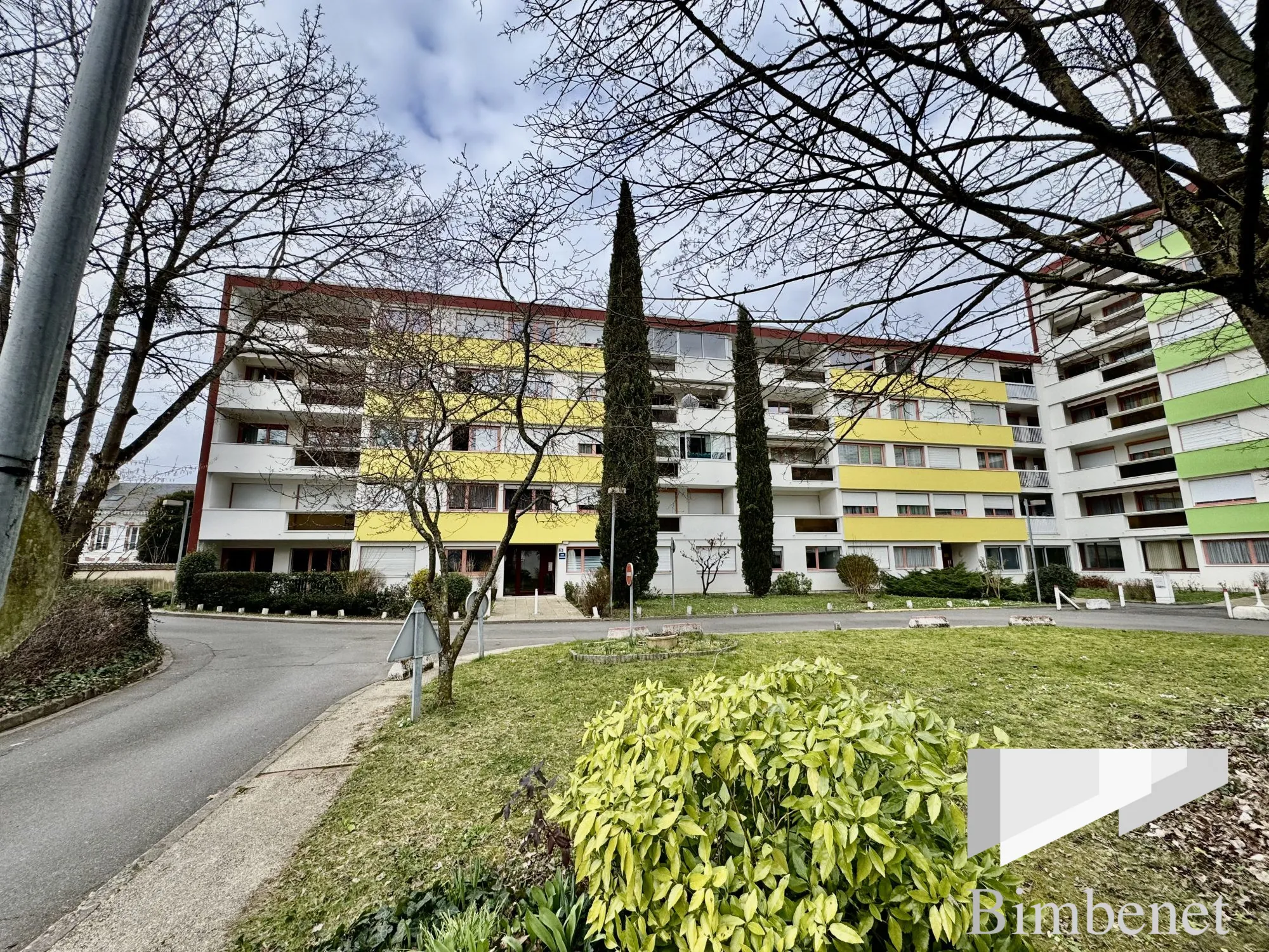 Appartement rénové de 95 m² à Orléans avec balcon, cave et parking sécurisé