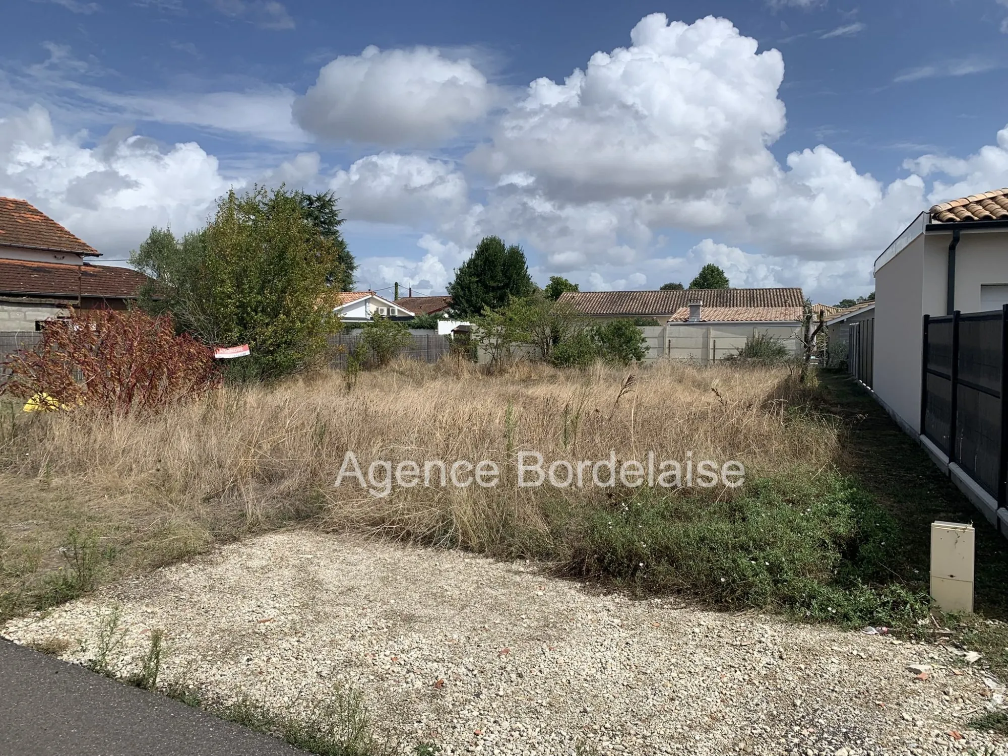 Terrain constructible de 592 m² à Margaux, proche Bordeaux 