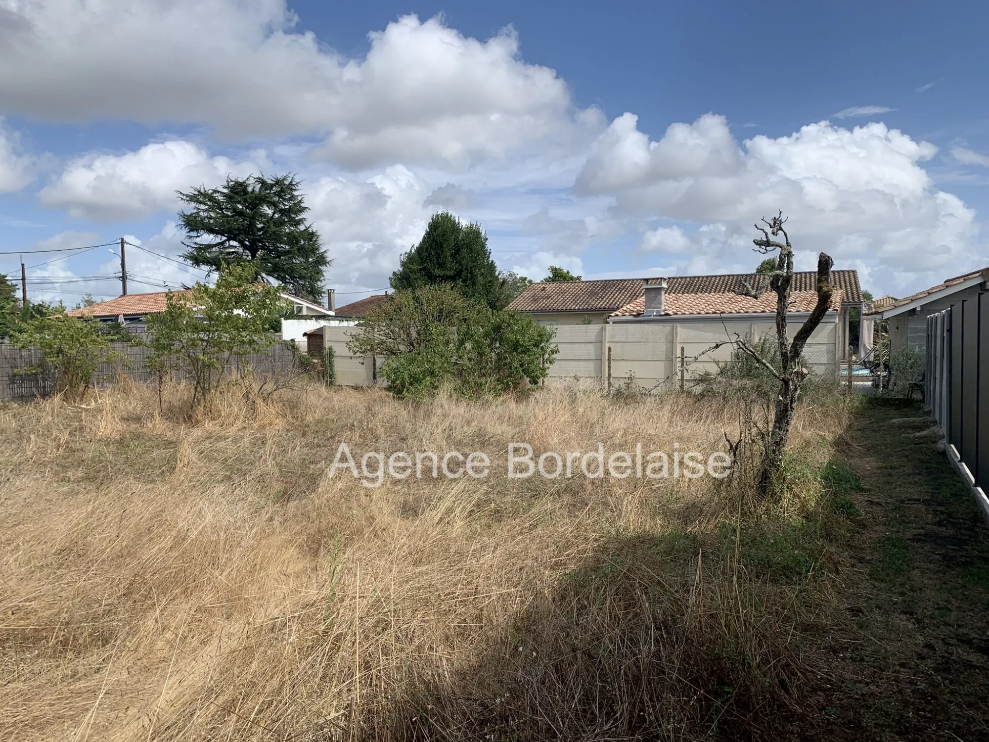 Terrain constructible de 592 m² à Margaux, proche Bordeaux 