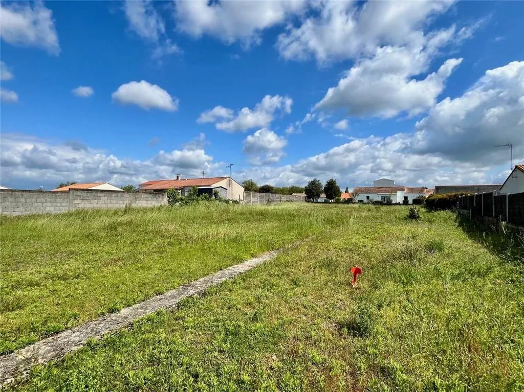 1 Terrain constructible à Challans de 1360 m² avec permis pour deux logements