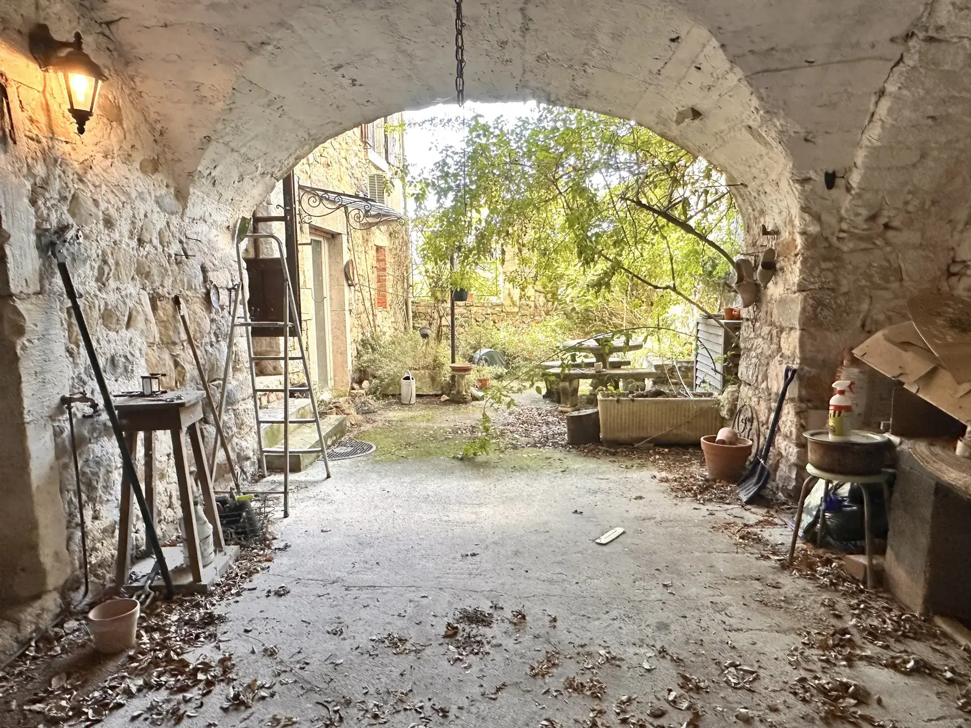 Charmante maison de ville avec cour et fort potentiel à Vallon-Pont-d’Arc 