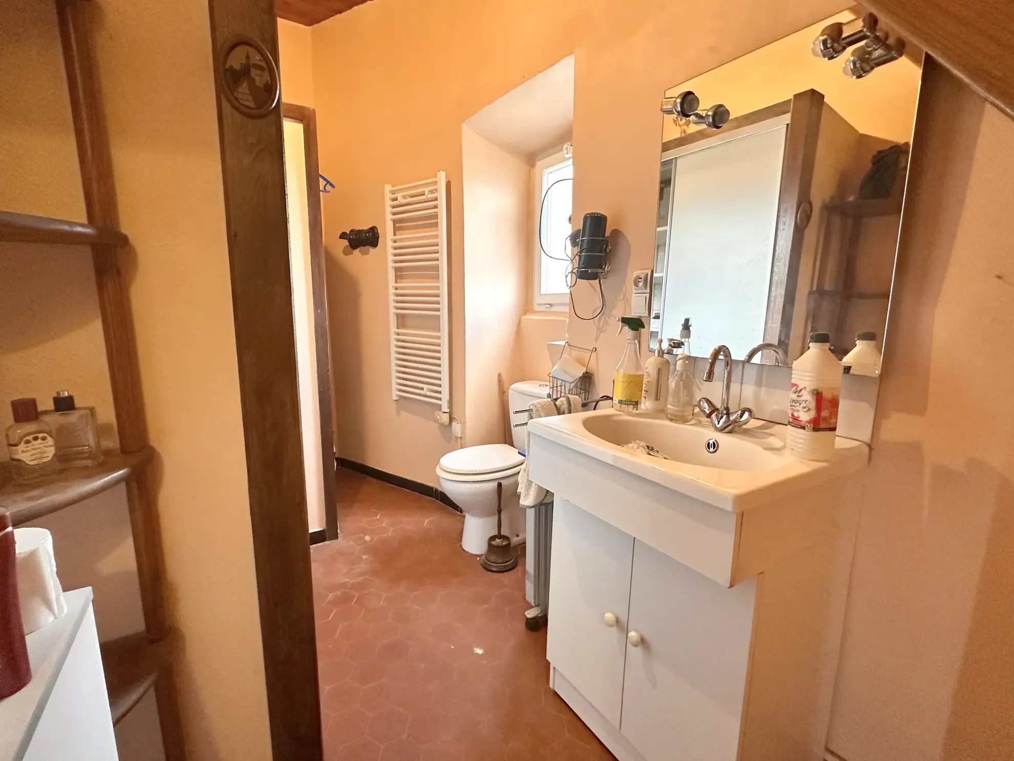 Charmante maison de ville avec cour et fort potentiel à Vallon-Pont-d’Arc 