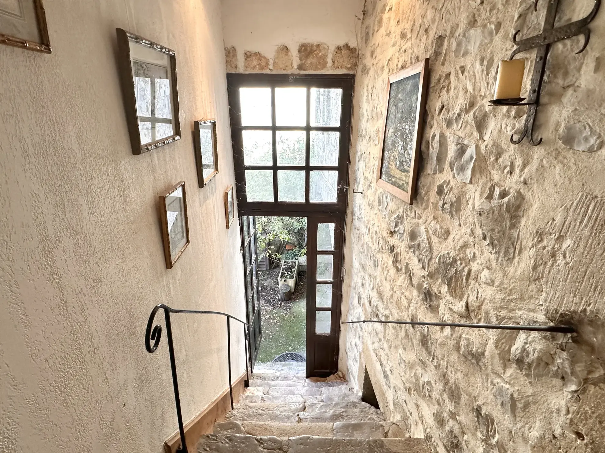 Charmante maison de ville avec cour et fort potentiel à Vallon-Pont-d’Arc 