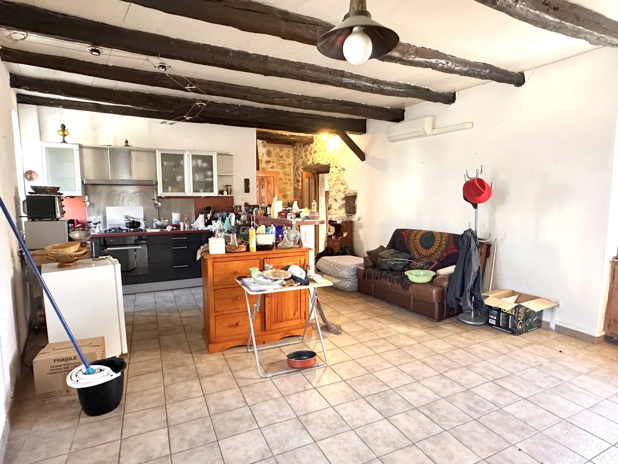 Charmante maison de ville avec cour et fort potentiel à Vallon-Pont-d’Arc 